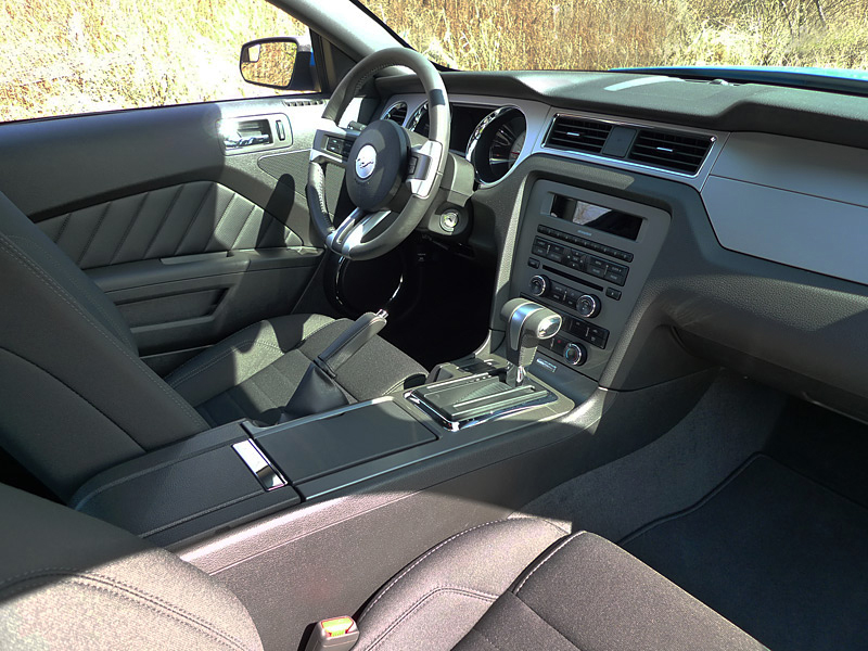 2011 Ford Mustang V6 Coupe passenter interior